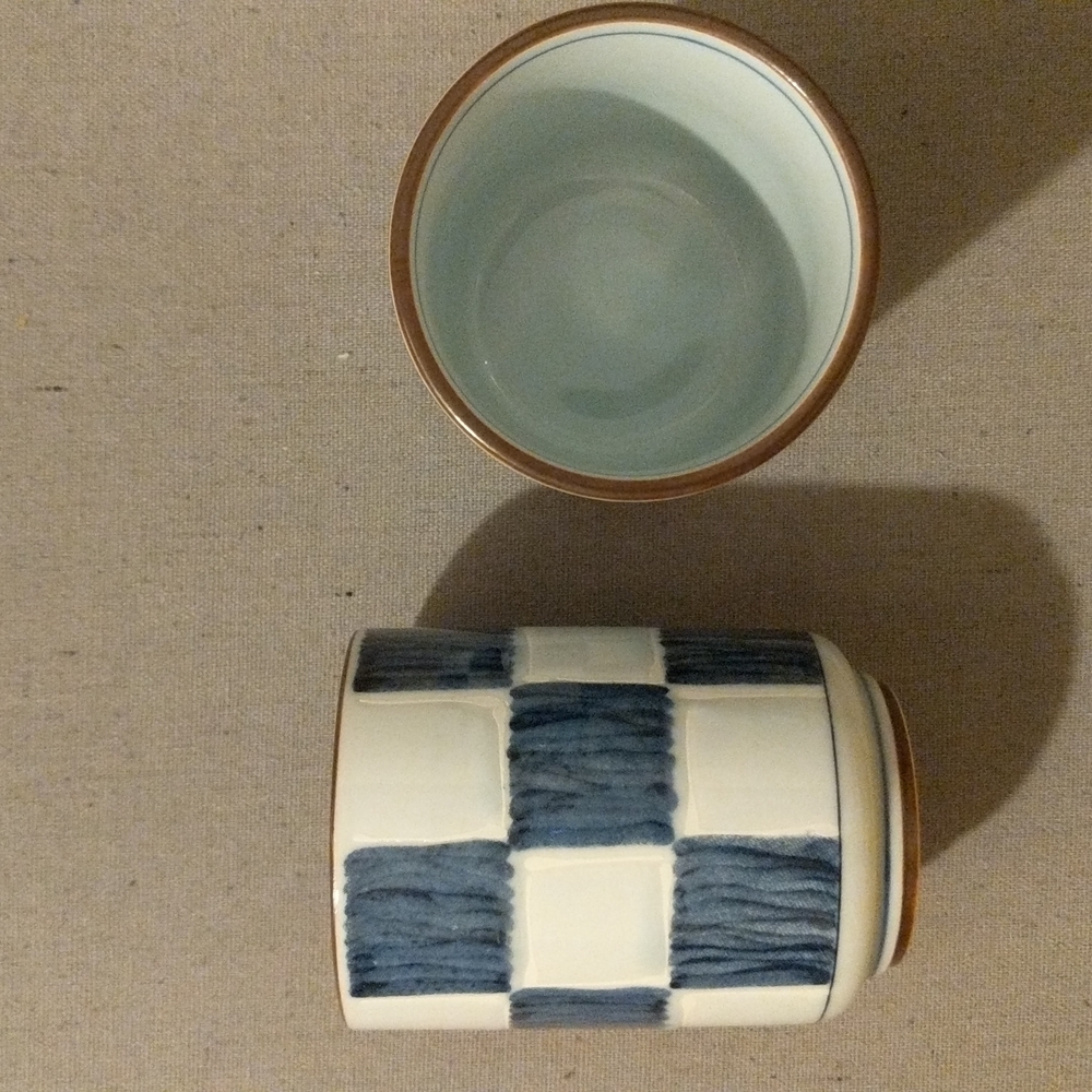 Checkered drinking glasses/cups